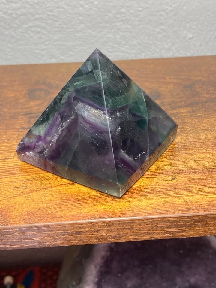 🔥 Pirámide de Fluorita Natural Multicolor