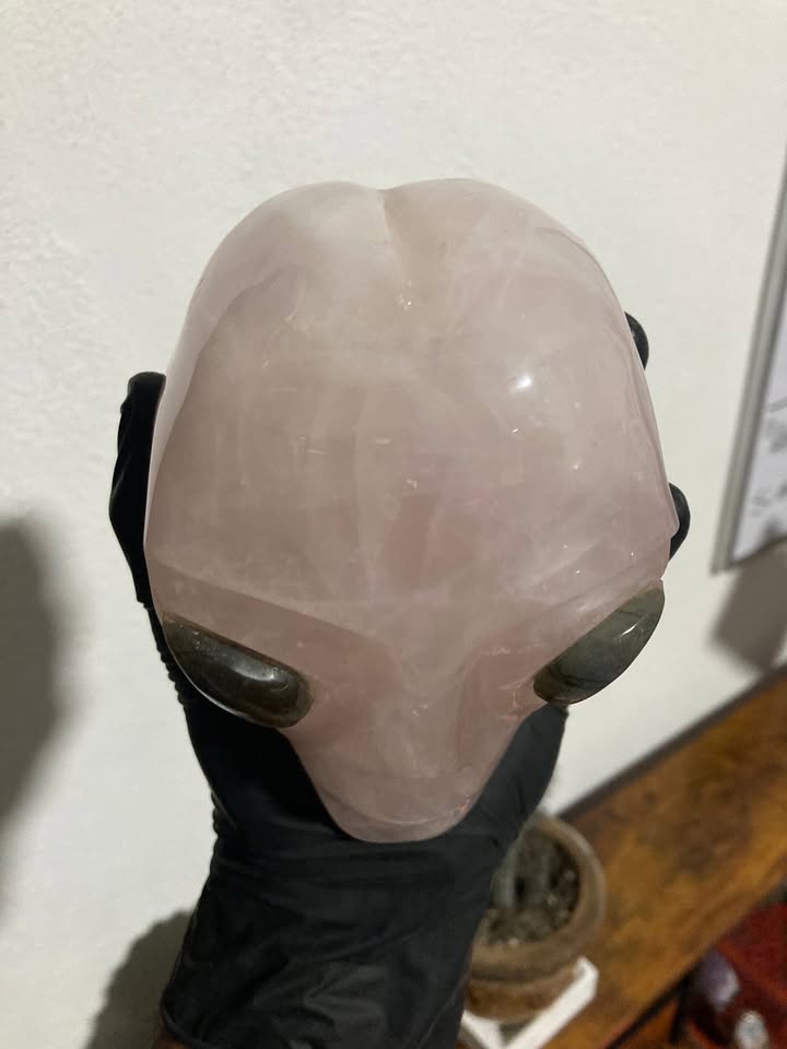 Alíen tallado en Cuarzo Rosa y Ojo de Labradorita