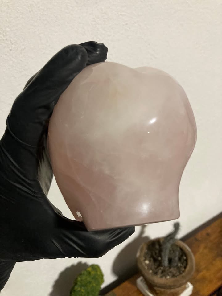 Alíen tallado en Cuarzo Rosa y Ojo de Labradorita
