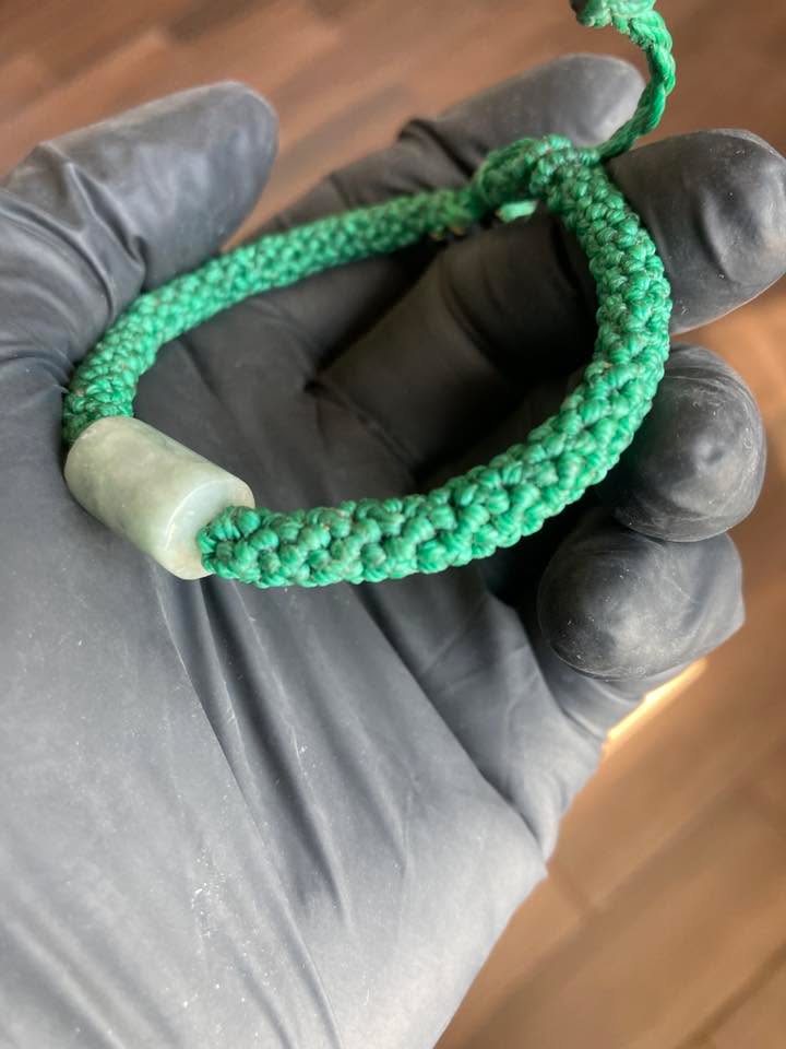 Pulsera con Tubo de Jade (Hilo encerado)