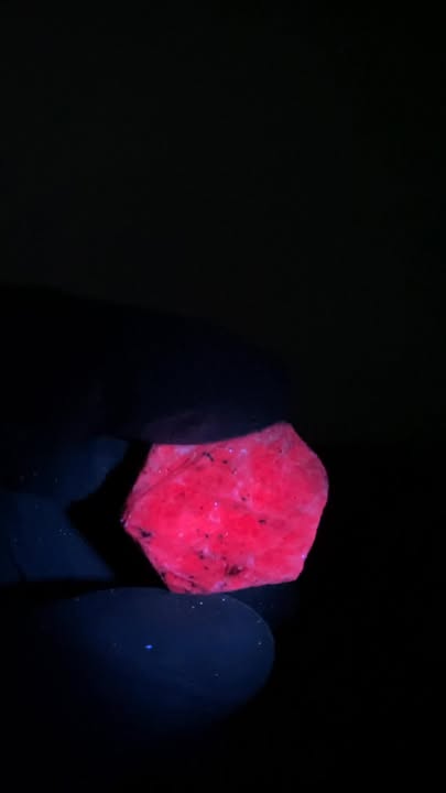 Rubí hexagonal corindón - Fluorescencia en color rojo bajo luz UV