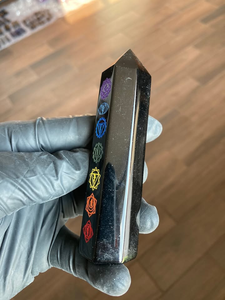 Torre de Obsidiana con 7 Chakras