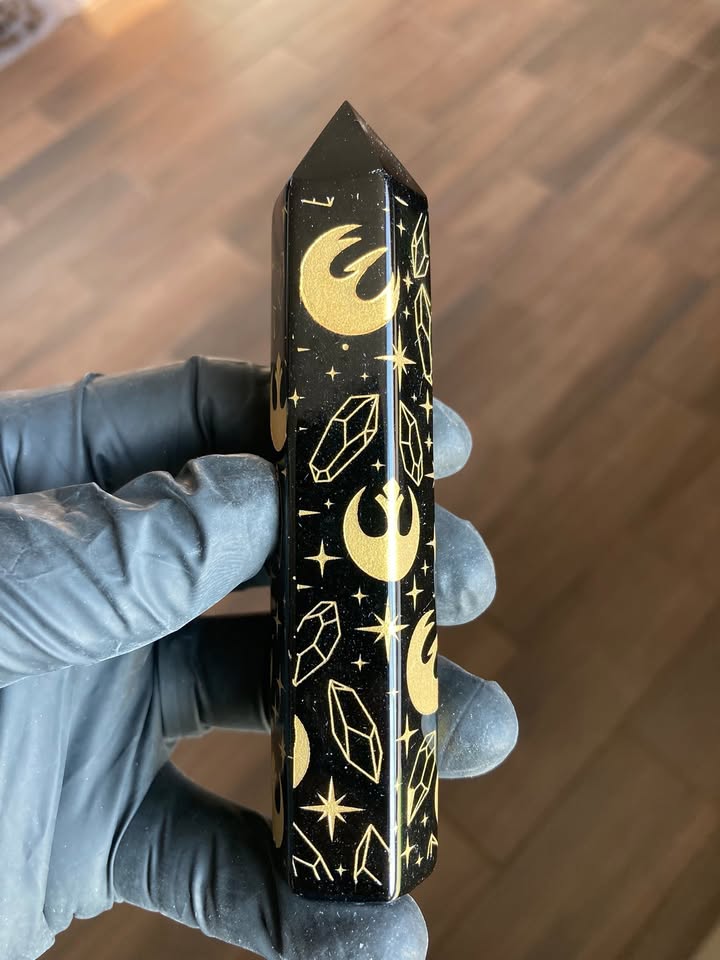 Torre de Obsidiana con Grabado Astral y Diseño Sagrado