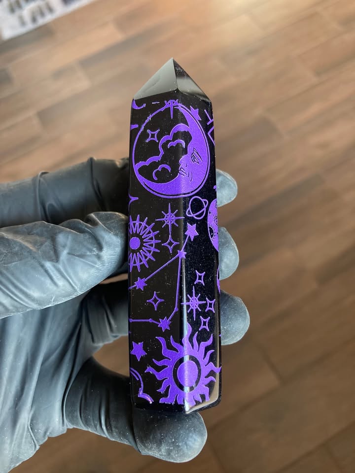 Torre de Obsidiana con Grabado Astral y Diseño Sagrado