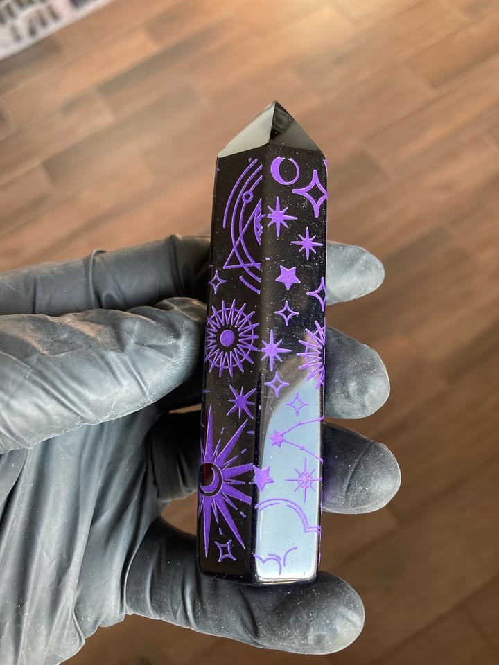 Torre de Obsidiana con Grabado Astral y Diseño Sagrado