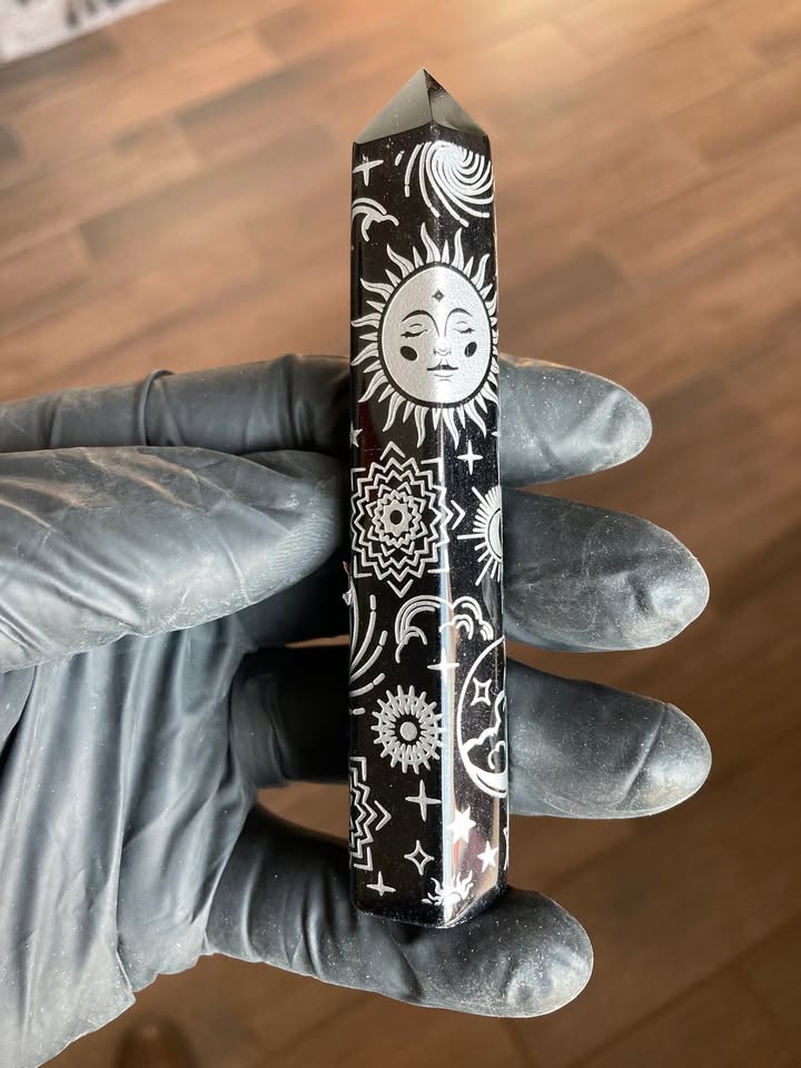 Torre de Obsidiana con Grabado Astral y Diseño Sagrado