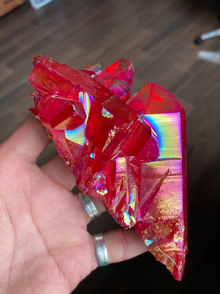 Cuarzo Aura Artesanal (tratado con pigmentos minerales)
