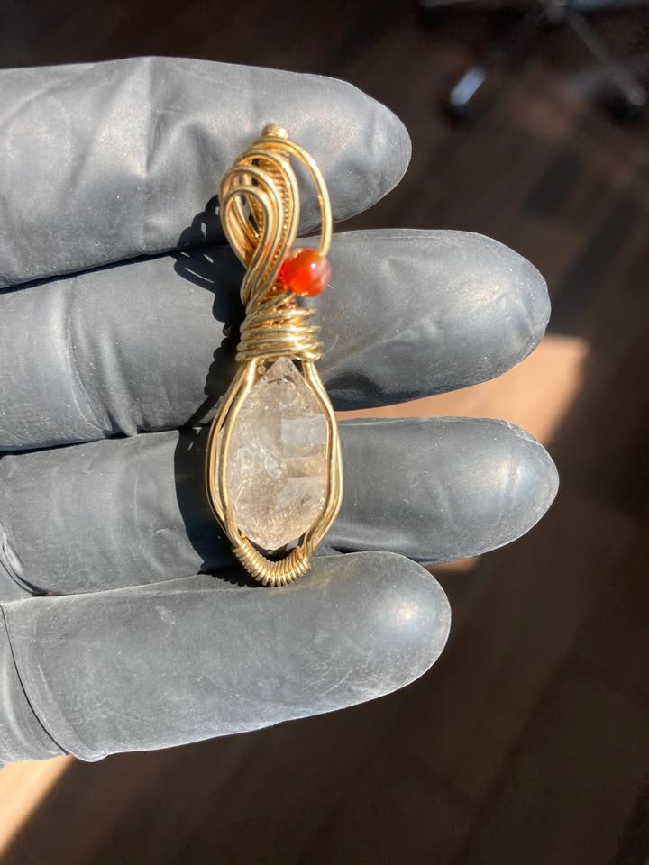 Dije con Herkimer engarzado en Tumbaga