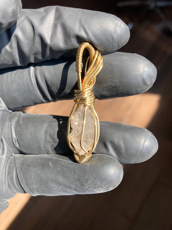 Dije con Herkimer engarzado en Tumbaga