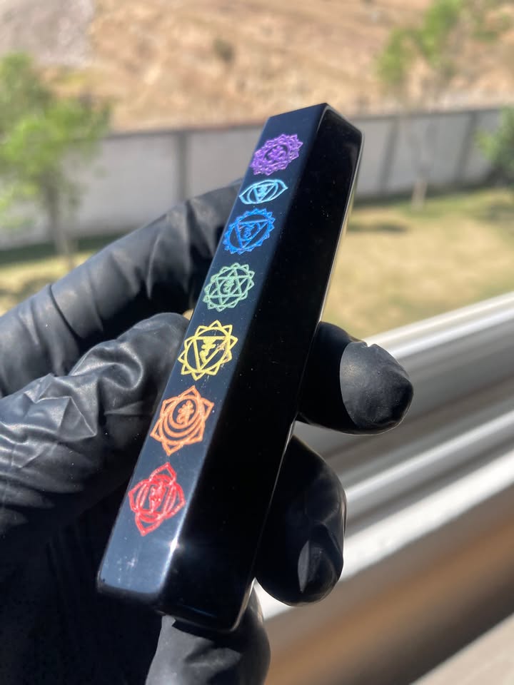 Torre de Obsidiana con los 7 Chakras