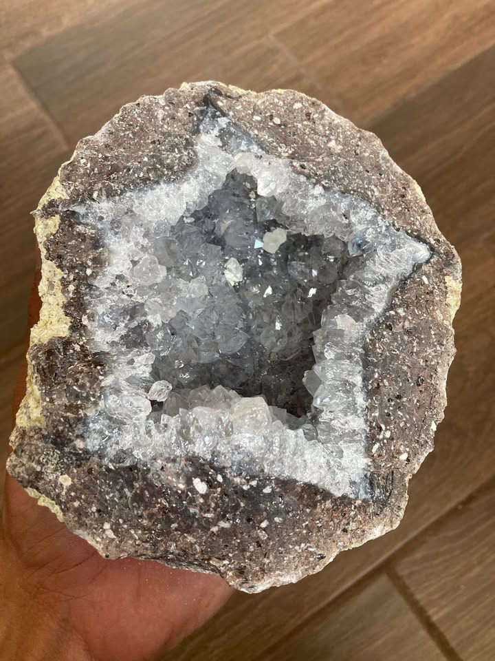 Geoda con Cristales de Cuarzo Blanco