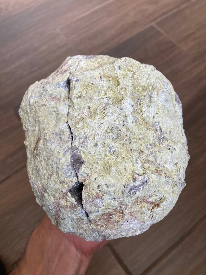Geoda con Cristales de Cuarzo Blanco