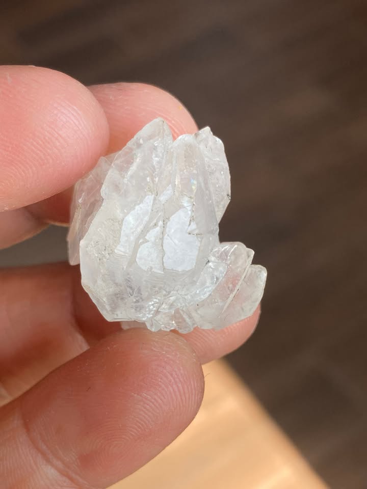 Cuarzo blanco con Manganocalcita (Fuerte fluorescencia en color rojo 🔴)