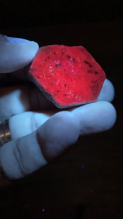 Rubí en bruto (Corindón - Fluorescencia en color rojo)