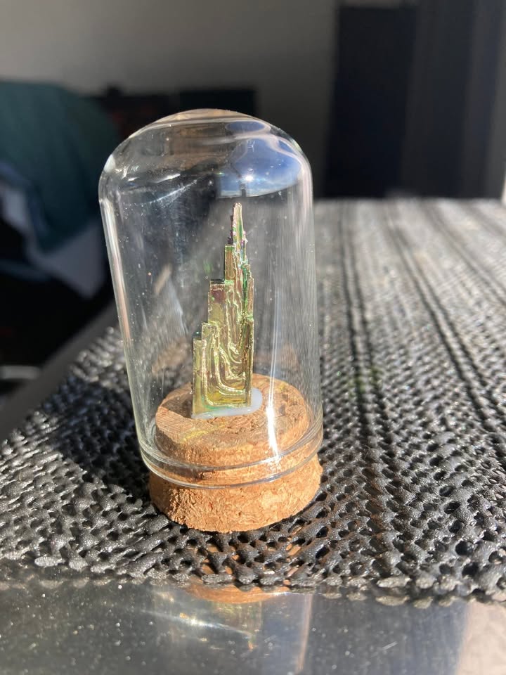 Bismuto en contenedor de cristal