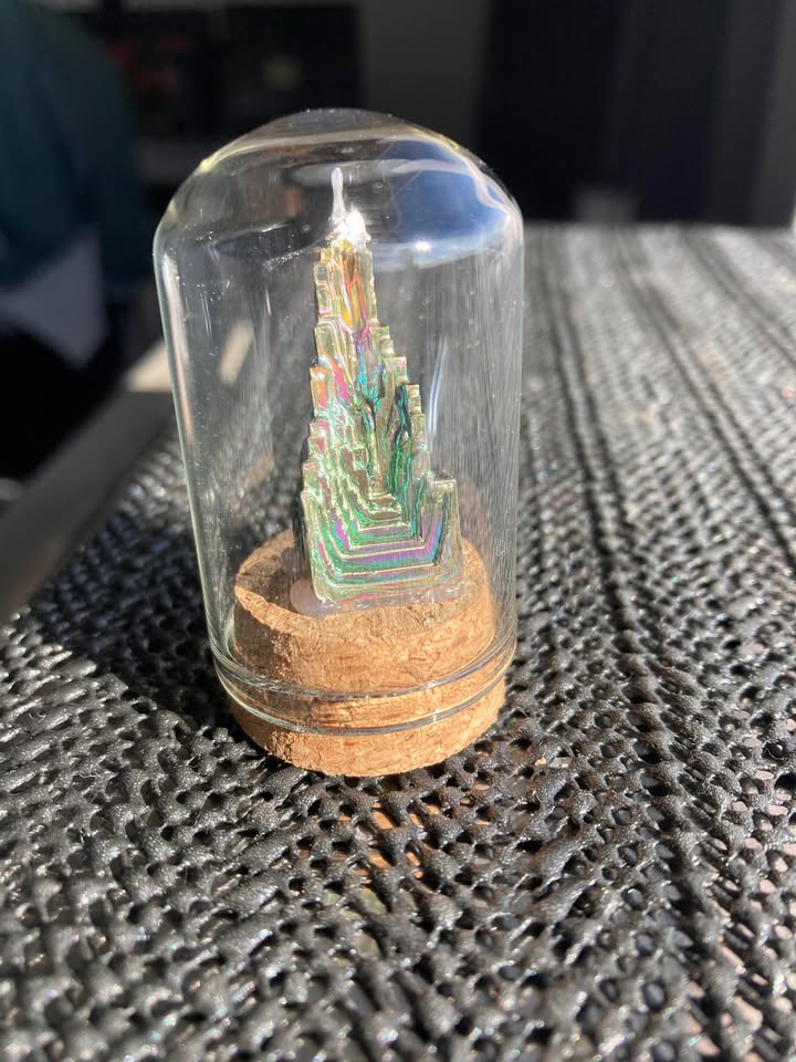 Bismuto en contenedor de cristal
