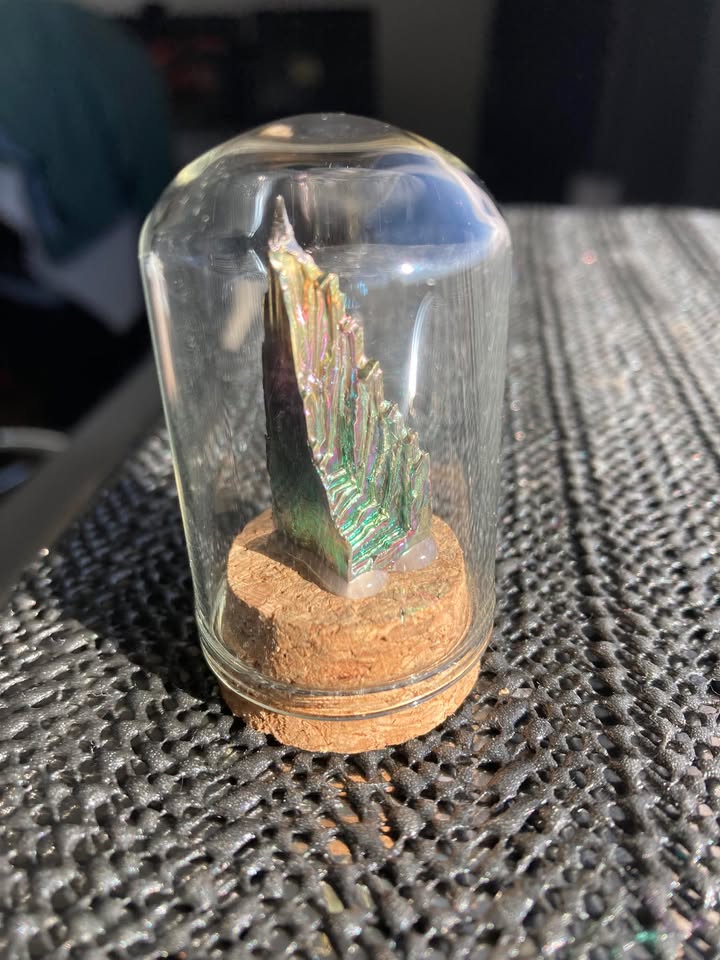 Bismuto en contenedor de cristal