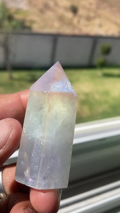 Torre de Cuarzo Aura (tratado con pigmentos minerales)