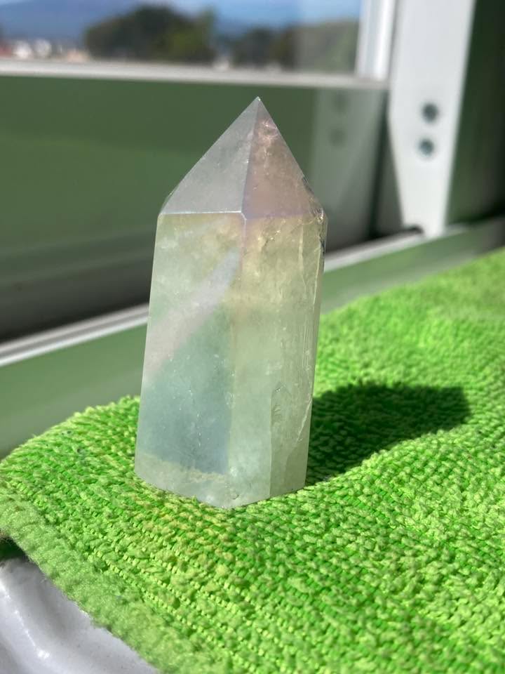 Torre de Cuarzo Aura (tratado con pigmentos minerales)