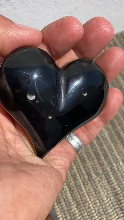 Corazon tallado en Obsidiana Arcoíris
