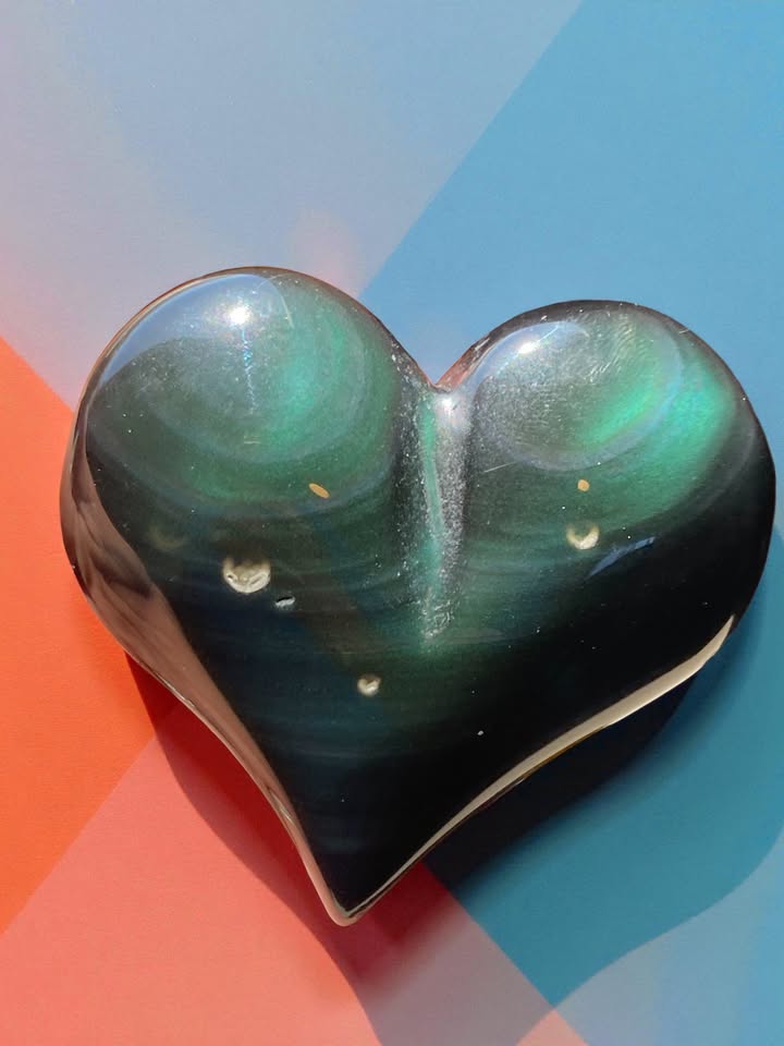 Corazon tallado en Obsidiana Arcoíris