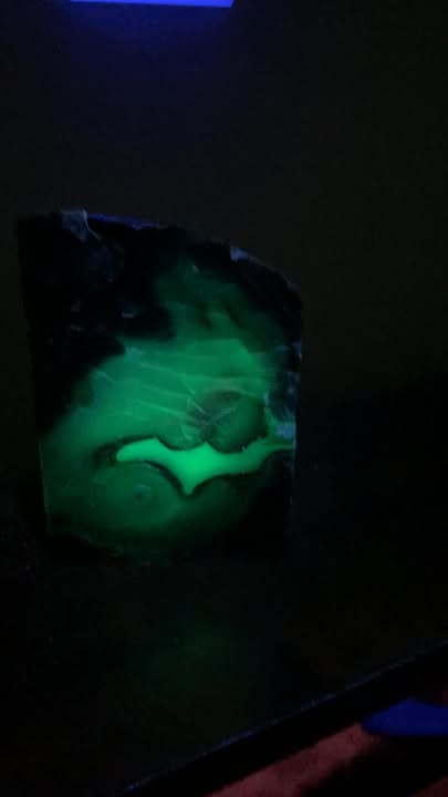 Lámina de Ágata Natural Fluorescente reacciona bajo luz UV en color verde 🟢
