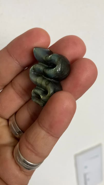 Serpiente tallada en Labradorita